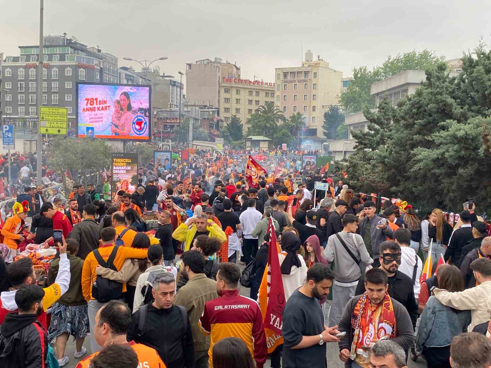 galatasarayli-taraftarlar-yenikapiya-akin-etti