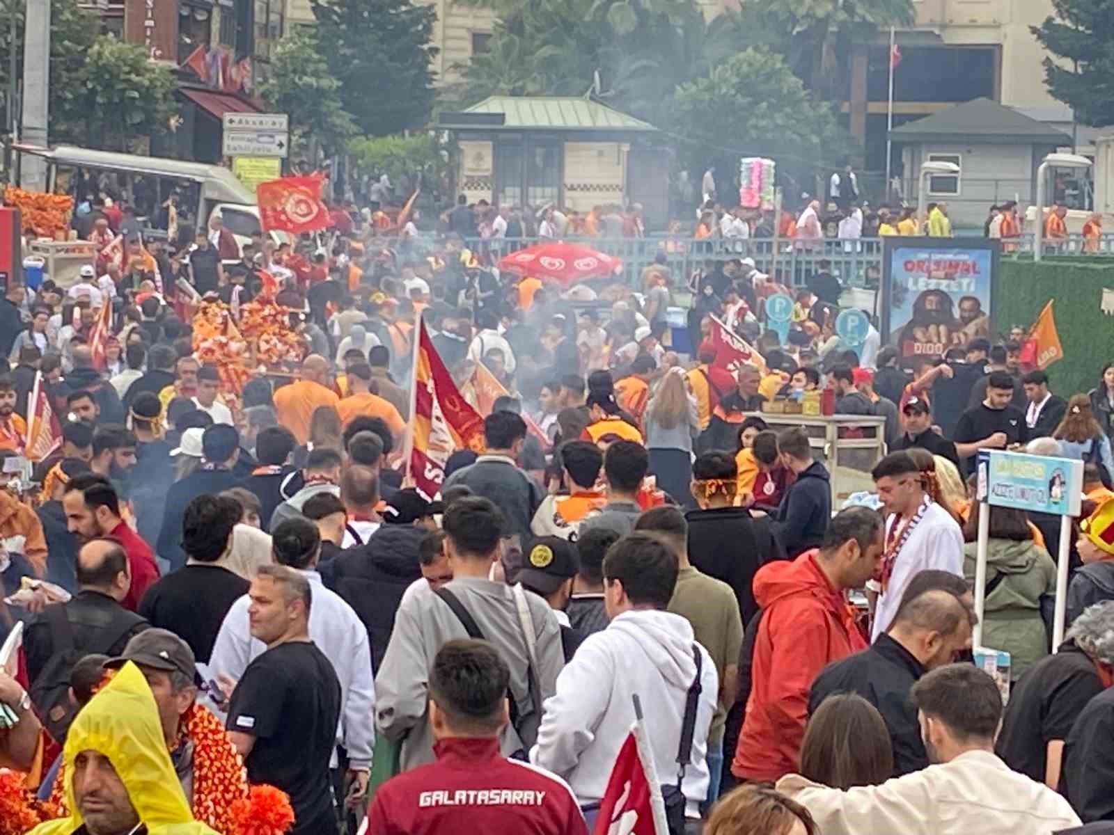 galatasarayli-taraftarlar-yenikapiya-akin-etti