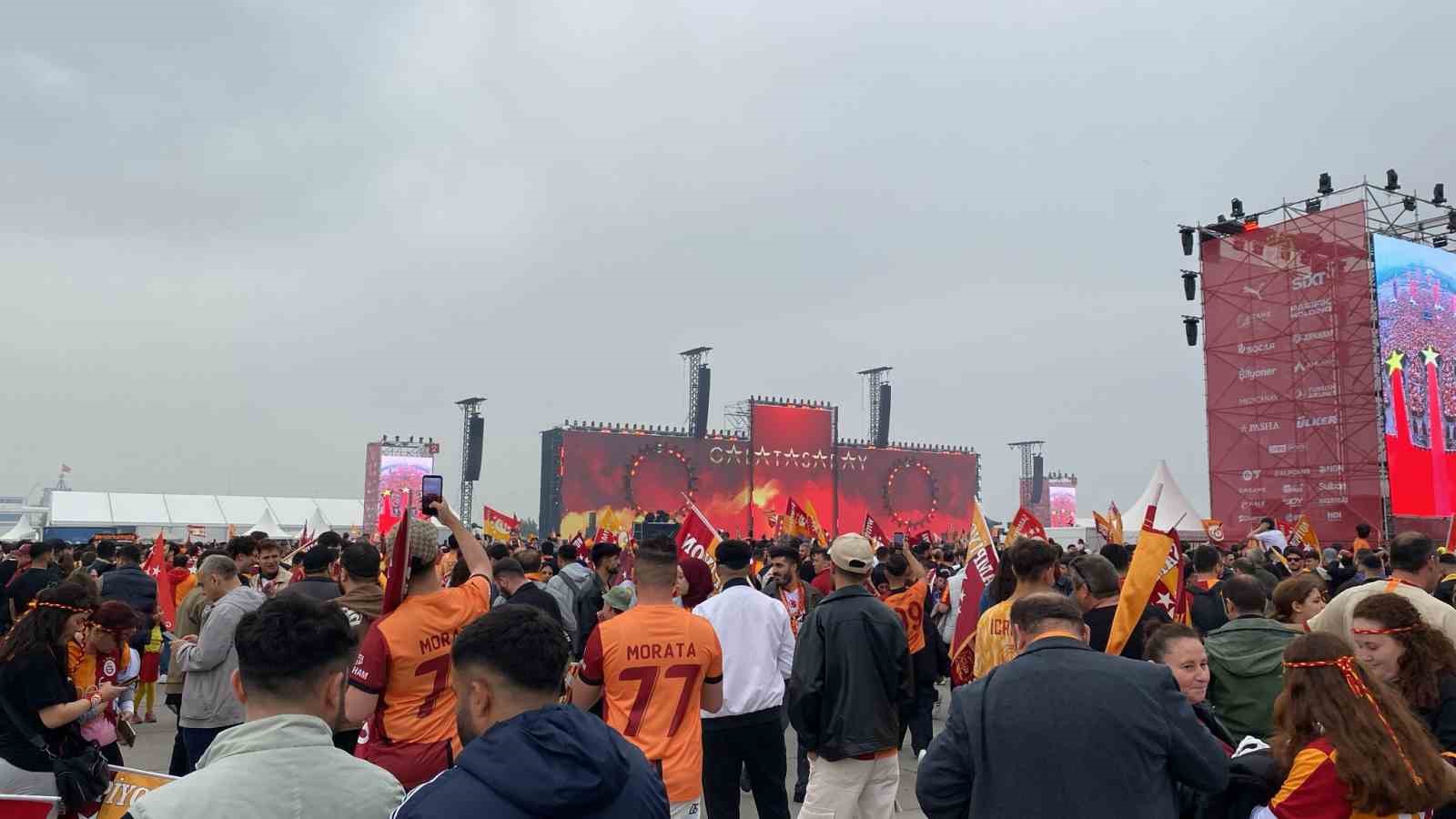galatasarayli-taraftarlar-yenikapiya-akin-etti