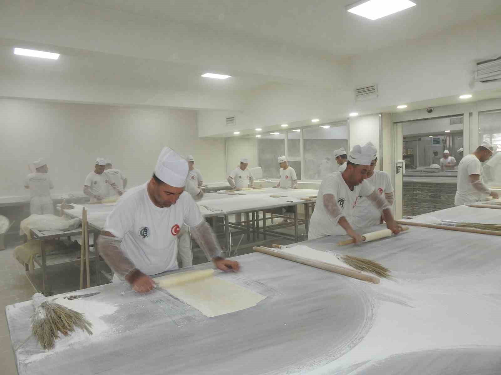 gaziantepte-baklavacilarin-yogun-bayram-mesaisi-basladi