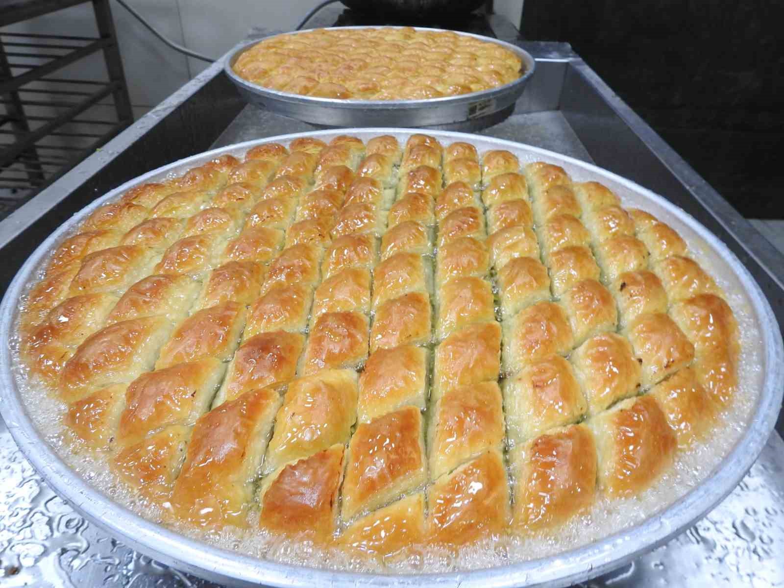 gaziantepte-baklavacilarin-yogun-bayram-mesaisi-basladi