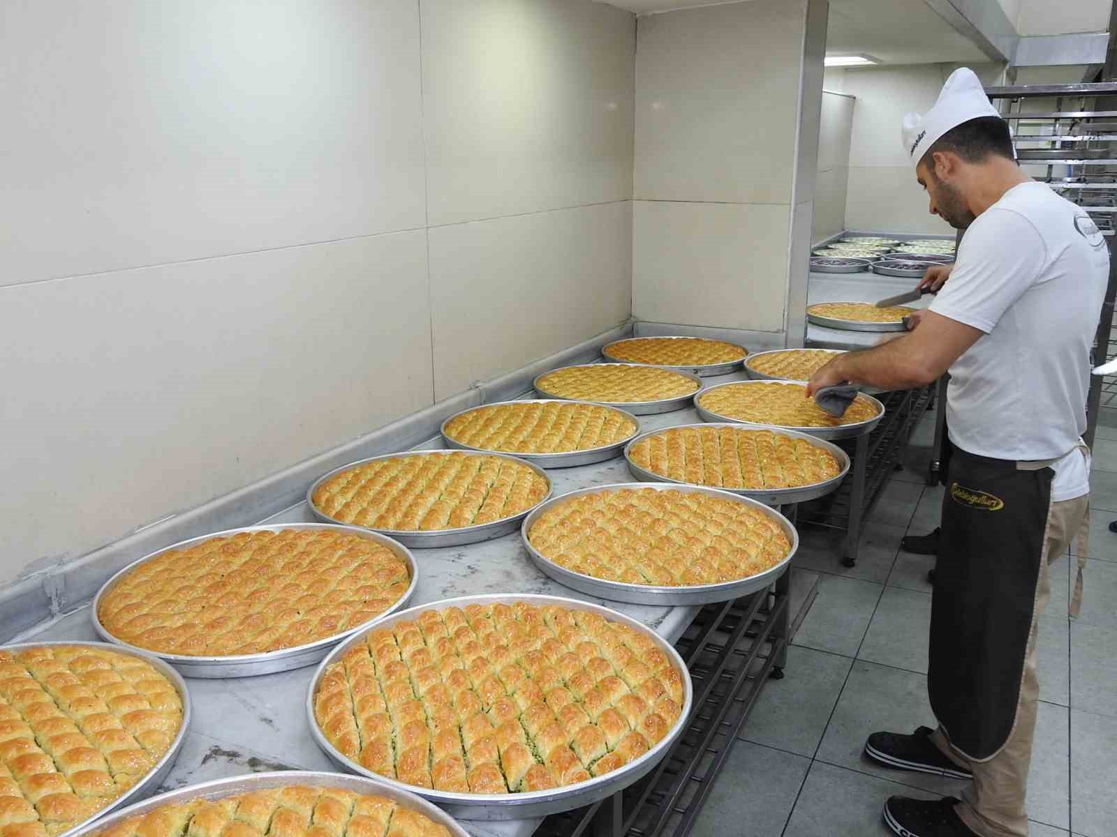gaziantepte-baklavacilarin-yogun-bayram-mesaisi-basladi