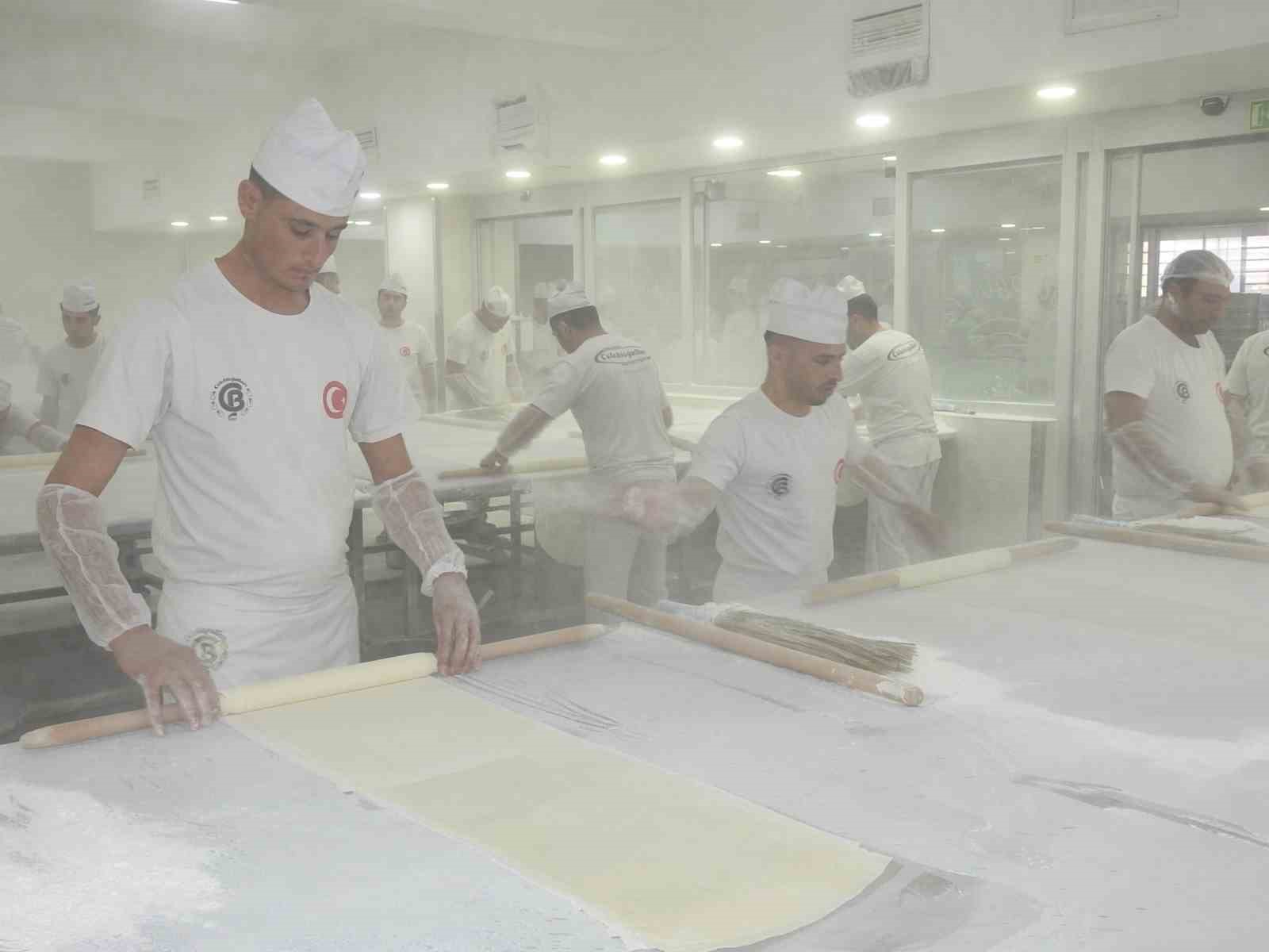 gaziantepte-baklavacilarin-yogun-bayram-mesaisi-basladi
