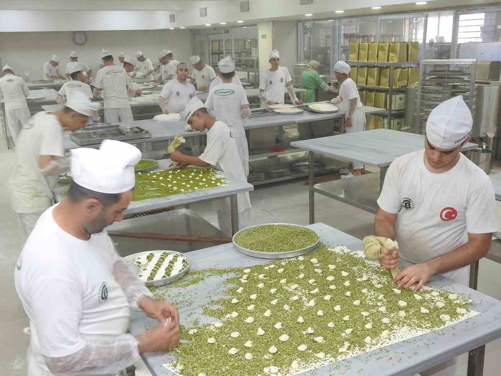 gaziantepte-baklavacilarin-yogun-bayram-mesaisi-basladi