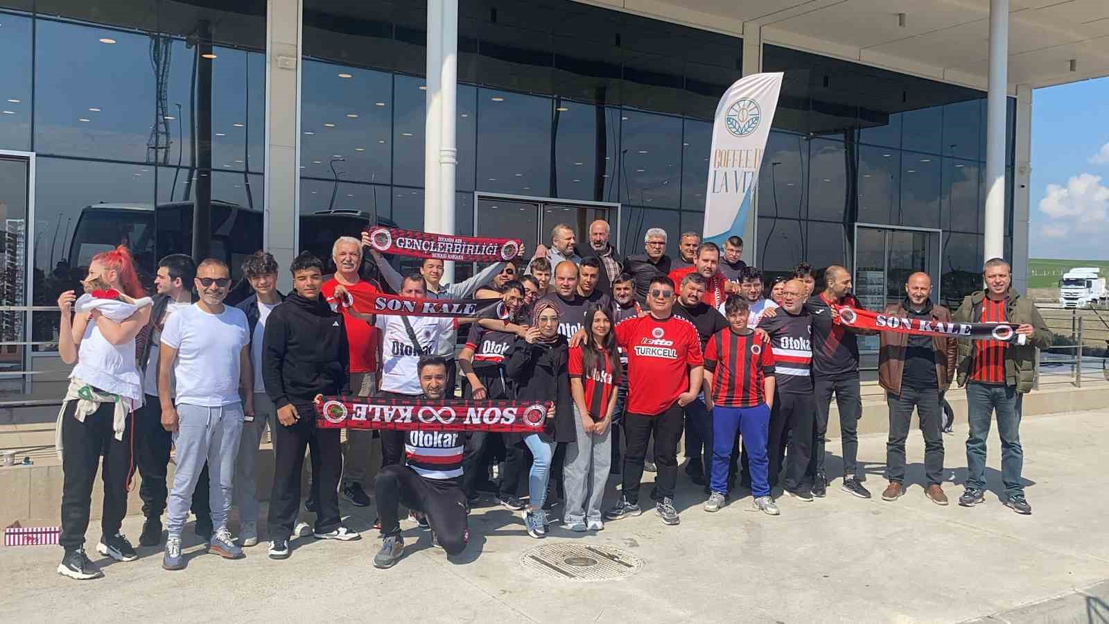 genclerbirligi-taraftarlari-super-lig-yolunda-takimini-yalniz-birakmiyor