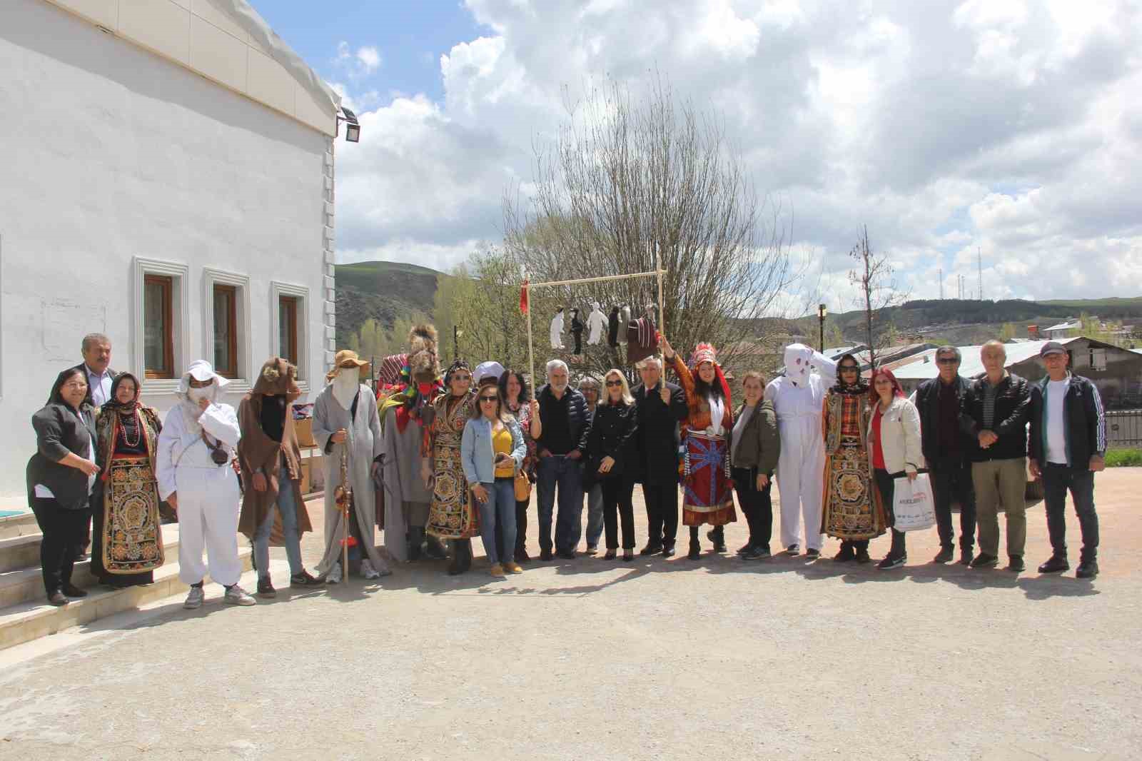 gorenler-donup-bir-daha-bakti-asirlik-gelenek-yeniden-canlandirildi