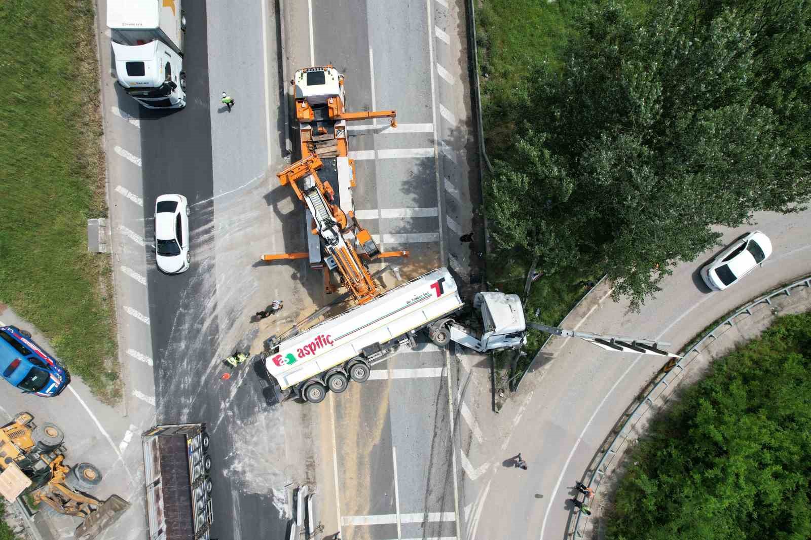 hafif-ticari-araca-carpan-25-ton-tavuk-yemi-yuklu-tir-d-650yi-kapatti
