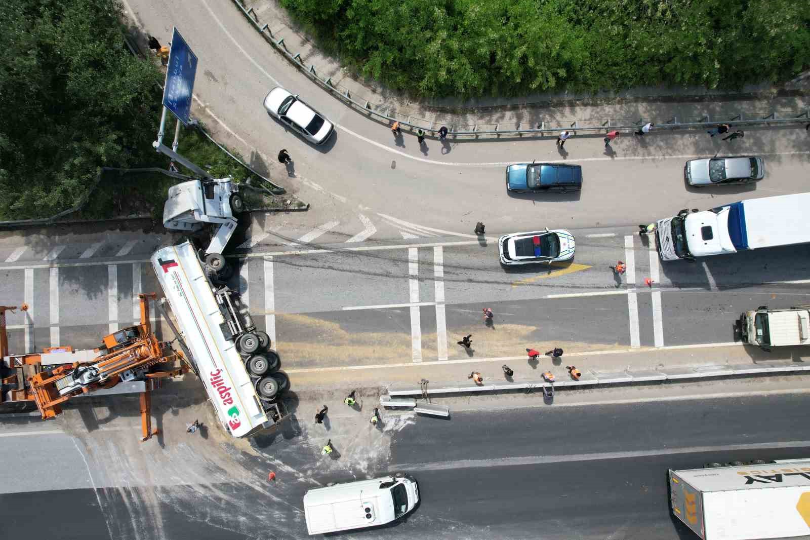 hafif-ticari-araca-carpan-25-ton-tavuk-yemi-yuklu-tir-d-650yi-kapatti