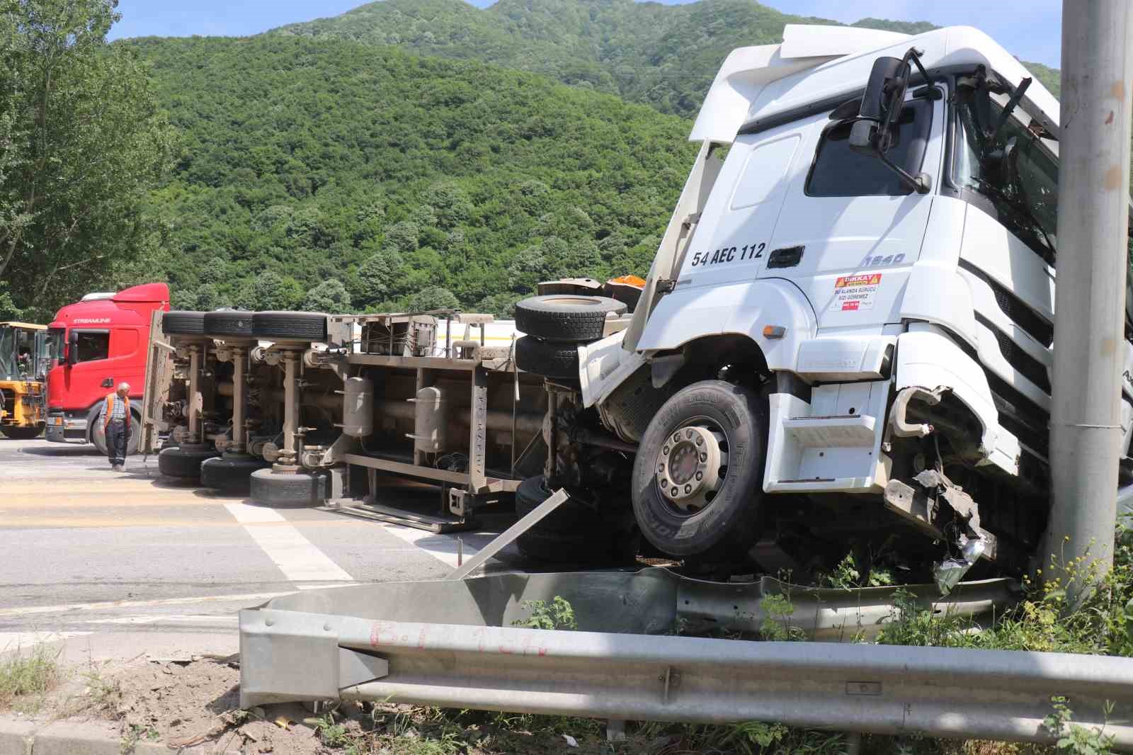 hafif-ticari-araca-carpan-25-ton-tavuk-yemi-yuklu-tir-d-650yi-kapatti