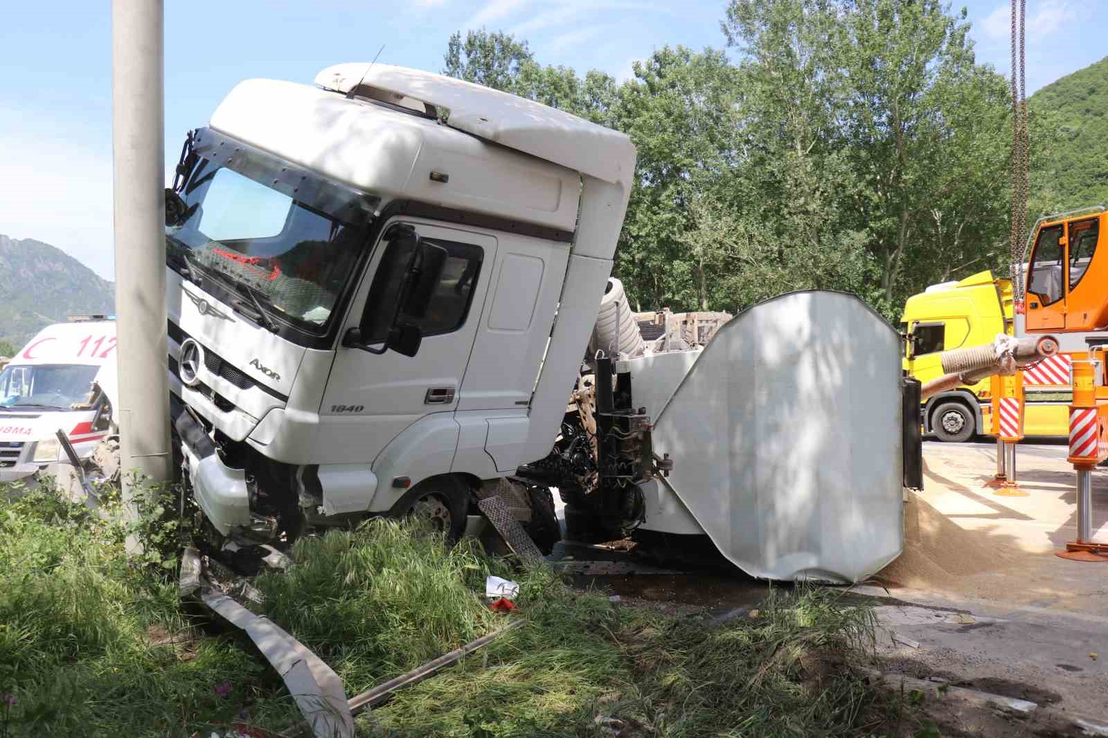 hafif-ticari-araca-carpan-25-ton-tavuk-yemi-yuklu-tir-d-650yi-kapatti