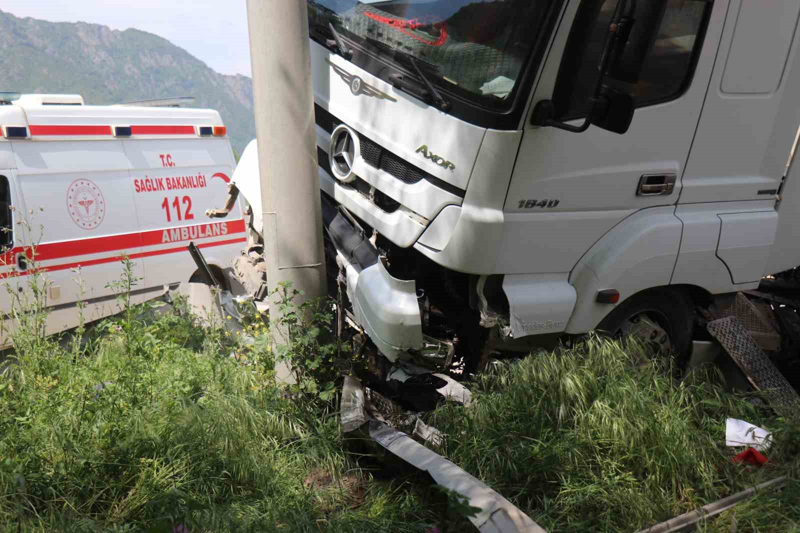 hafif-ticari-araca-carpan-25-ton-tavuk-yemi-yuklu-tir-d-650yi-kapatti