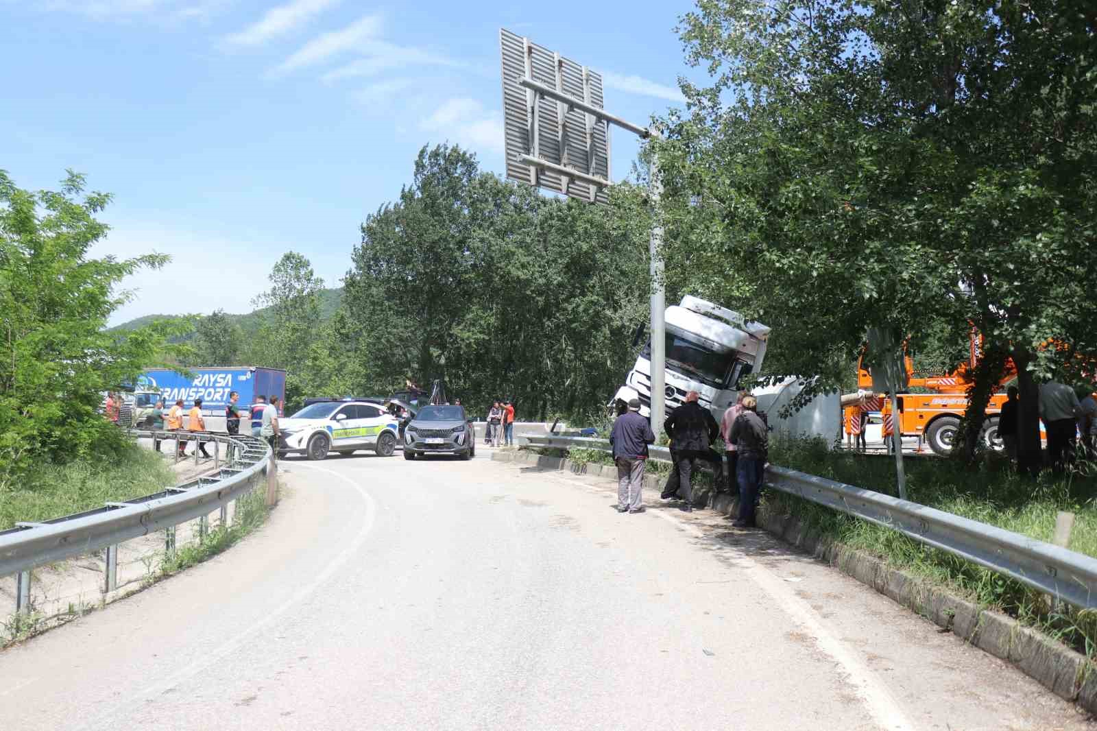 hafif-ticari-araca-carpan-25-ton-tavuk-yemi-yuklu-tir-d-650yi-kapatti