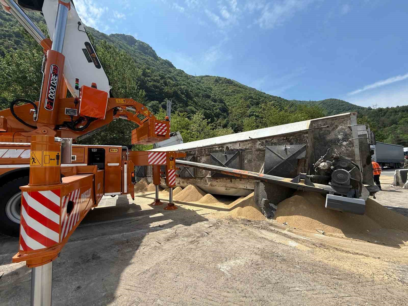 hafif-ticari-araca-carpan-25-ton-tavuk-yemi-yuklu-tir-d-650yi-kapatti