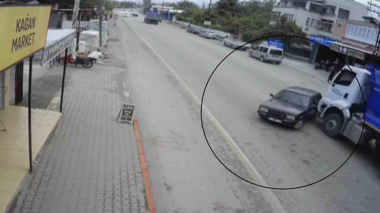 hafriyat-kamyonu-otomobili-oyuncak-araba-gibi-onune-aldi-o-anlar-kamerada