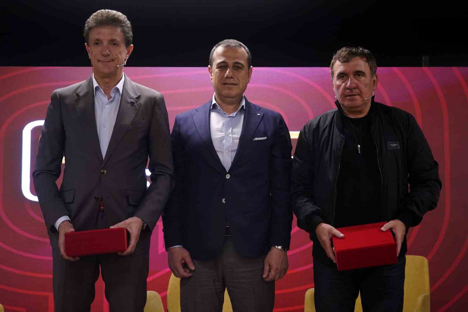 hagi-ve-popescu-yil-donumunde-uefa-kupasi-zaferini-anlatti