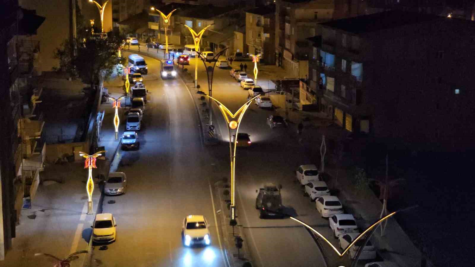 hakkaride-iki-arac-kafa-kafaya-carpisti-8-yarali
