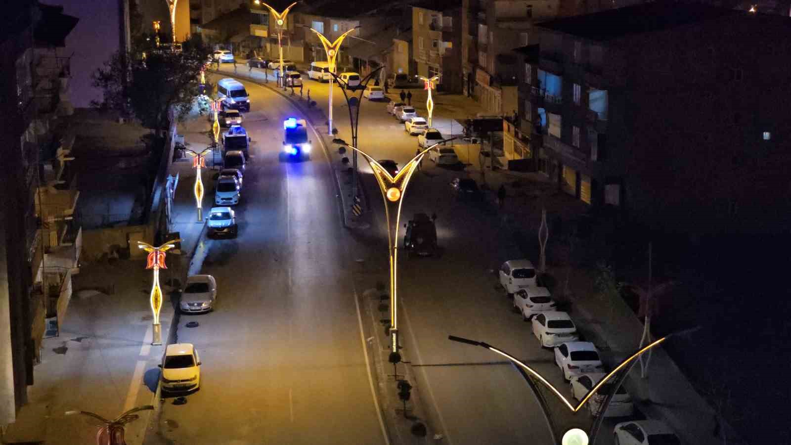 hakkaride-iki-arac-kafa-kafaya-carpisti-8-yarali