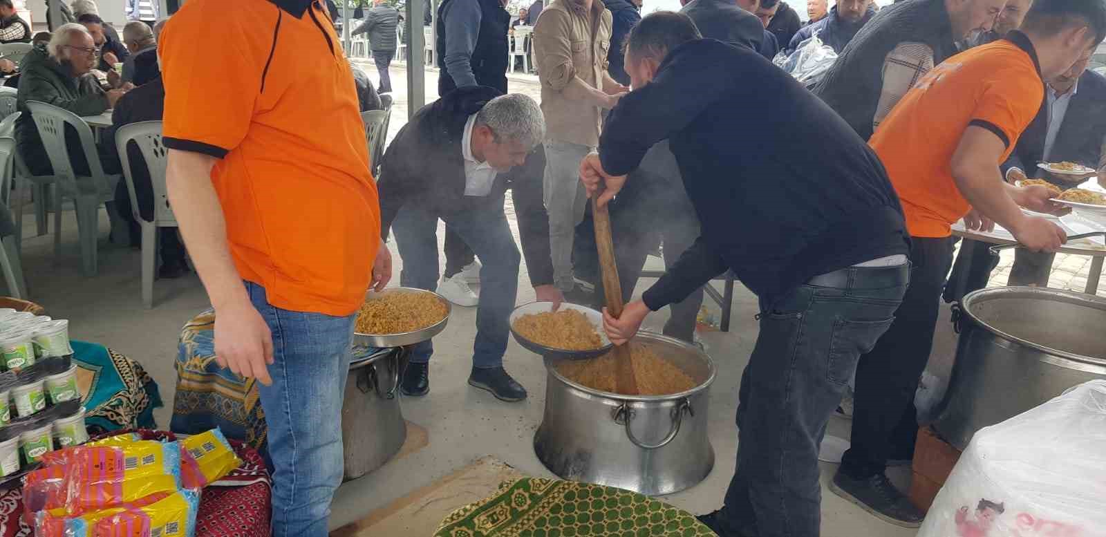 hasat-zamaninin-bolluk-icinde-gecmesi-icin-pilav-yiyip-dua-ettiler