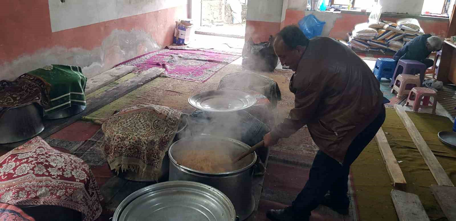 hasat-zamaninin-bolluk-icinde-gecmesi-icin-pilav-yiyip-dua-ettiler