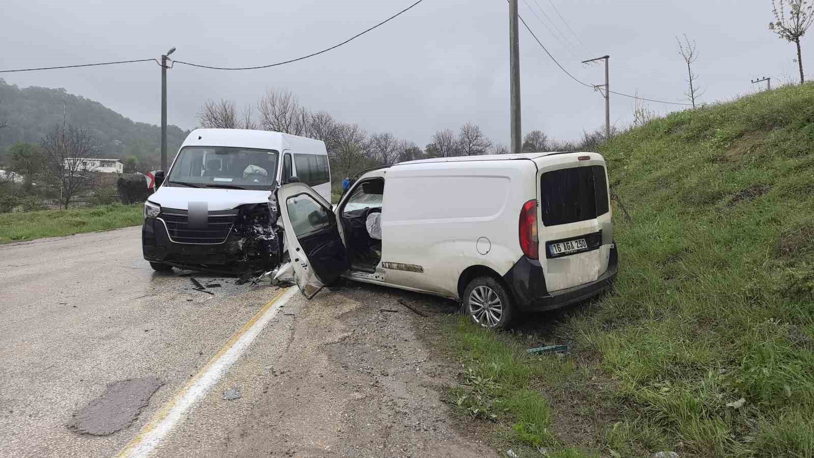 iscileri-tasiyan-servis-minibusu-ile-hafif-ticari-arac-carpisti-13-yarali