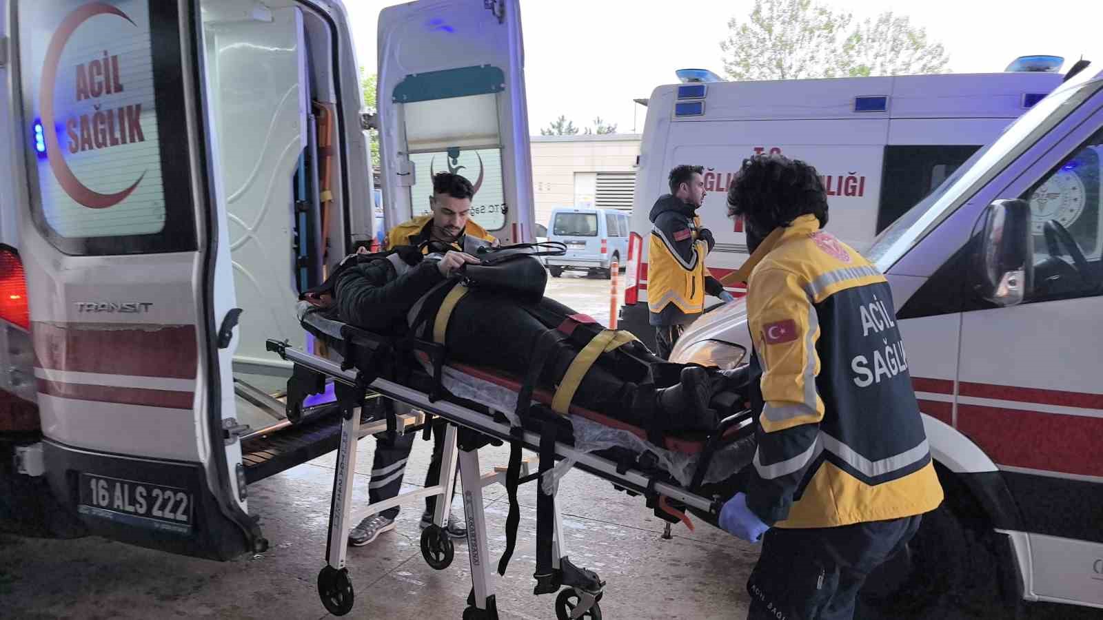 iscileri-tasiyan-servis-minibusu-ile-hafif-ticari-arac-carpisti-13-yarali