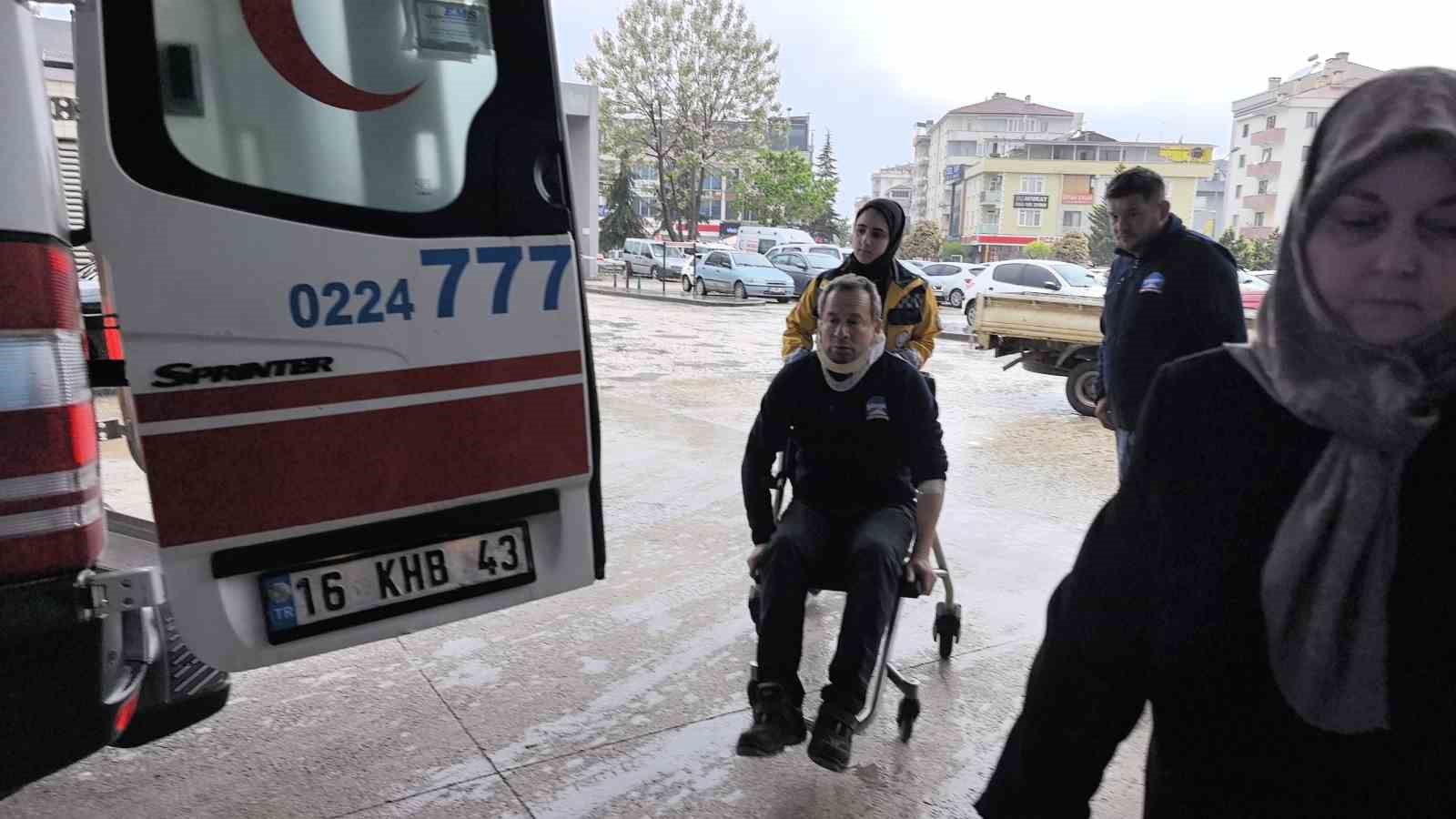 iscileri-tasiyan-servis-minibusu-ile-hafif-ticari-arac-carpisti-13-yarali