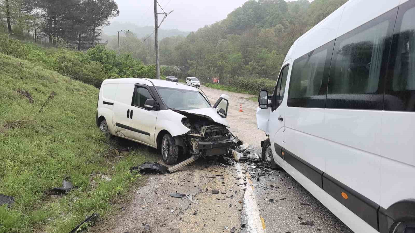 iscileri-tasiyan-servis-minibusu-ile-hafif-ticari-arac-carpisti-13-yarali