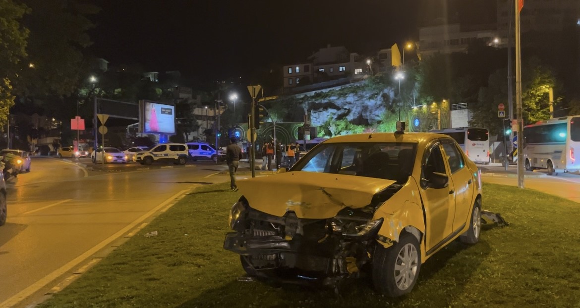 isik-ihlali-kaza-getirdi-kirmizi-isikta-gecen-otomobil-taksiye-carpti-7-yarali