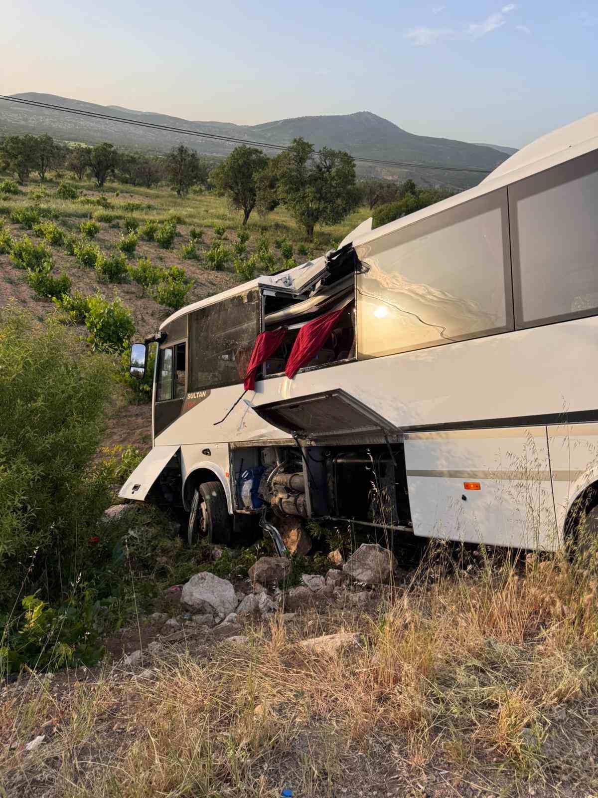 ispartada-iki-yolcu-otobusu-carpisti-1i-agir-27-yarali