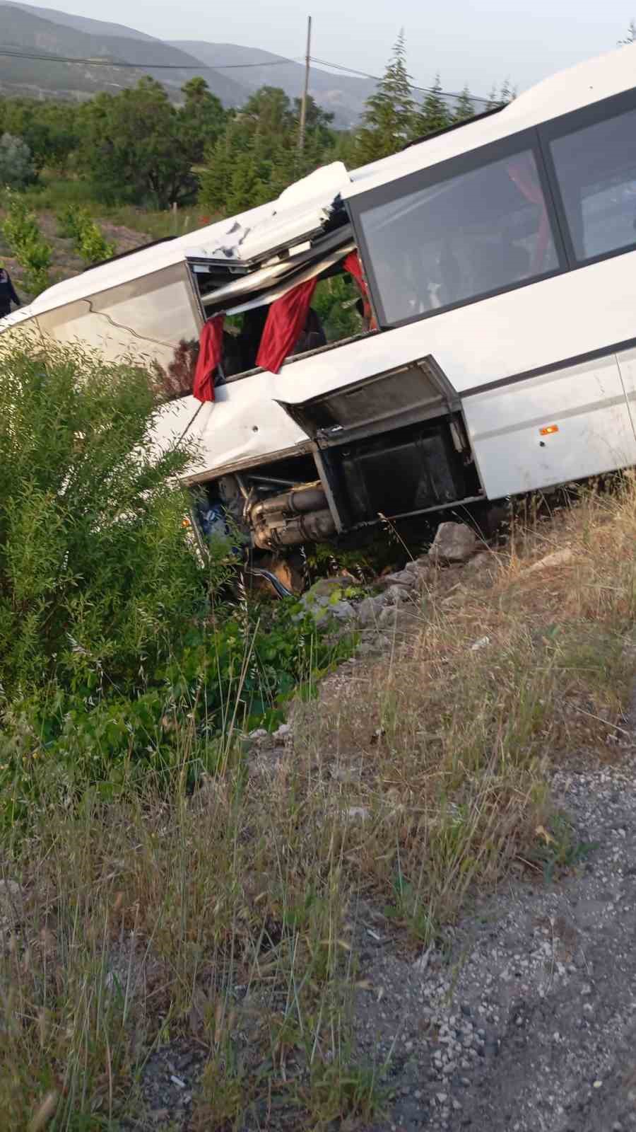 ispartada-iki-yolcu-otobusu-carpisti-1i-agir-27-yarali