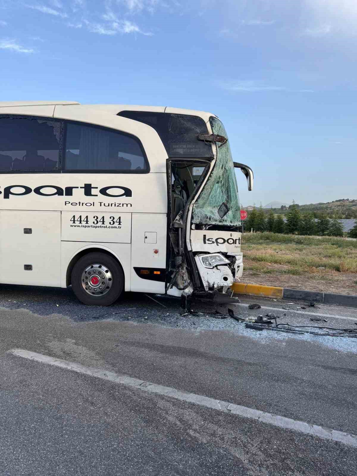 ispartada-iki-yolcu-otobusu-carpisti-1i-agir-27-yarali