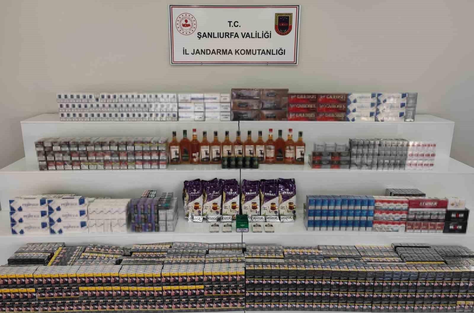 jandarmadan-sok-yol-uygulamasi-kacak-et-ve-binlerce-urun-ele-gecirildi