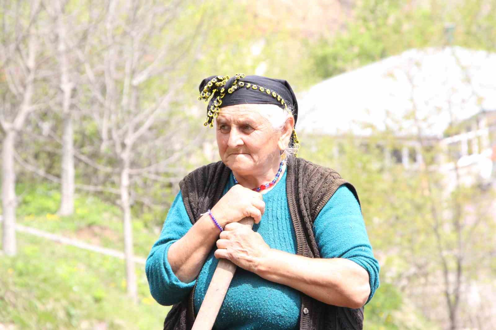 karadeniz-kadininin-zorlu-mesaisi-basladi