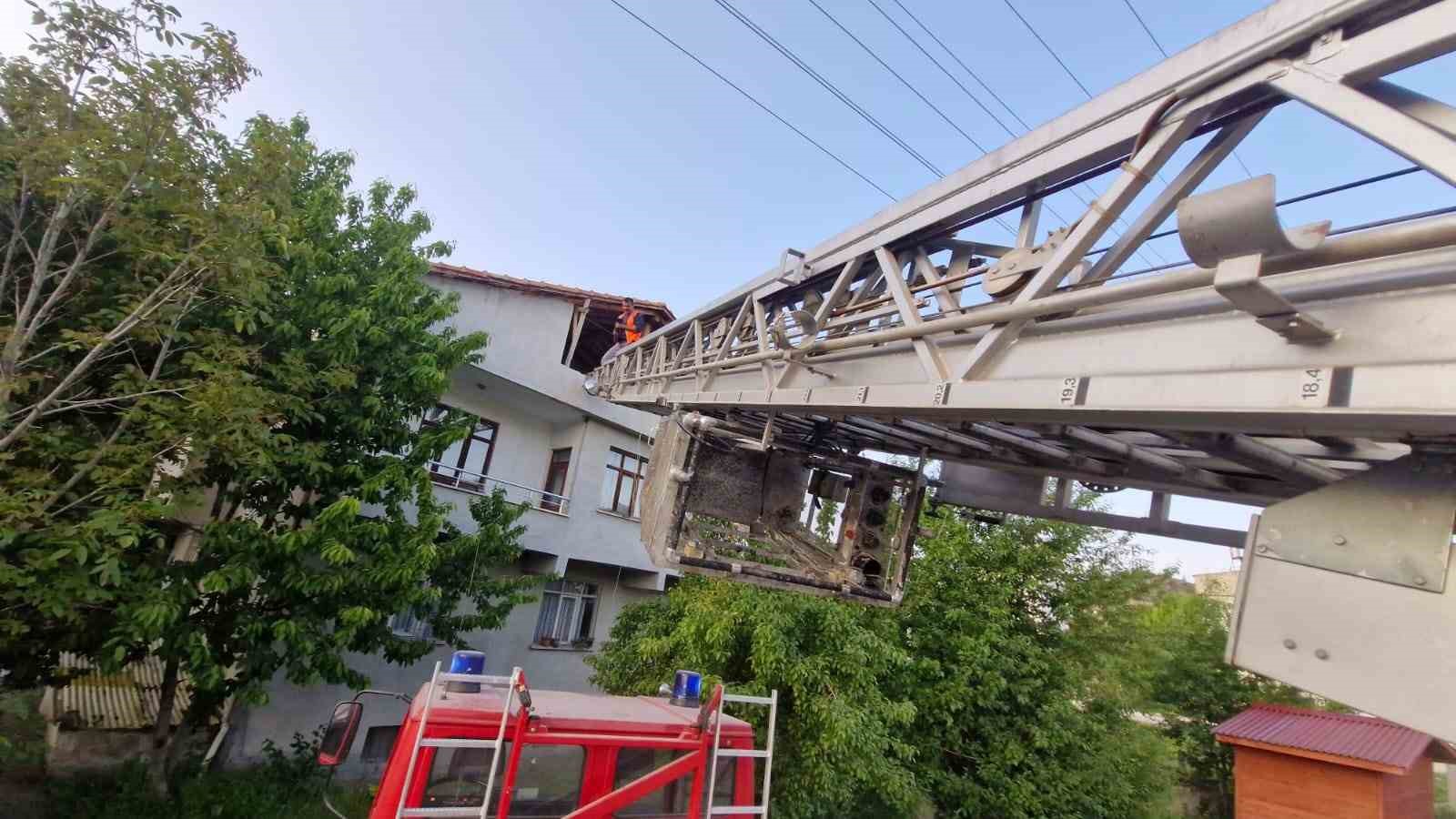 kastamonuda-evin-catisinda-mahsur-kalan-kediyi-itfaiye-ekipleri-kurtardi