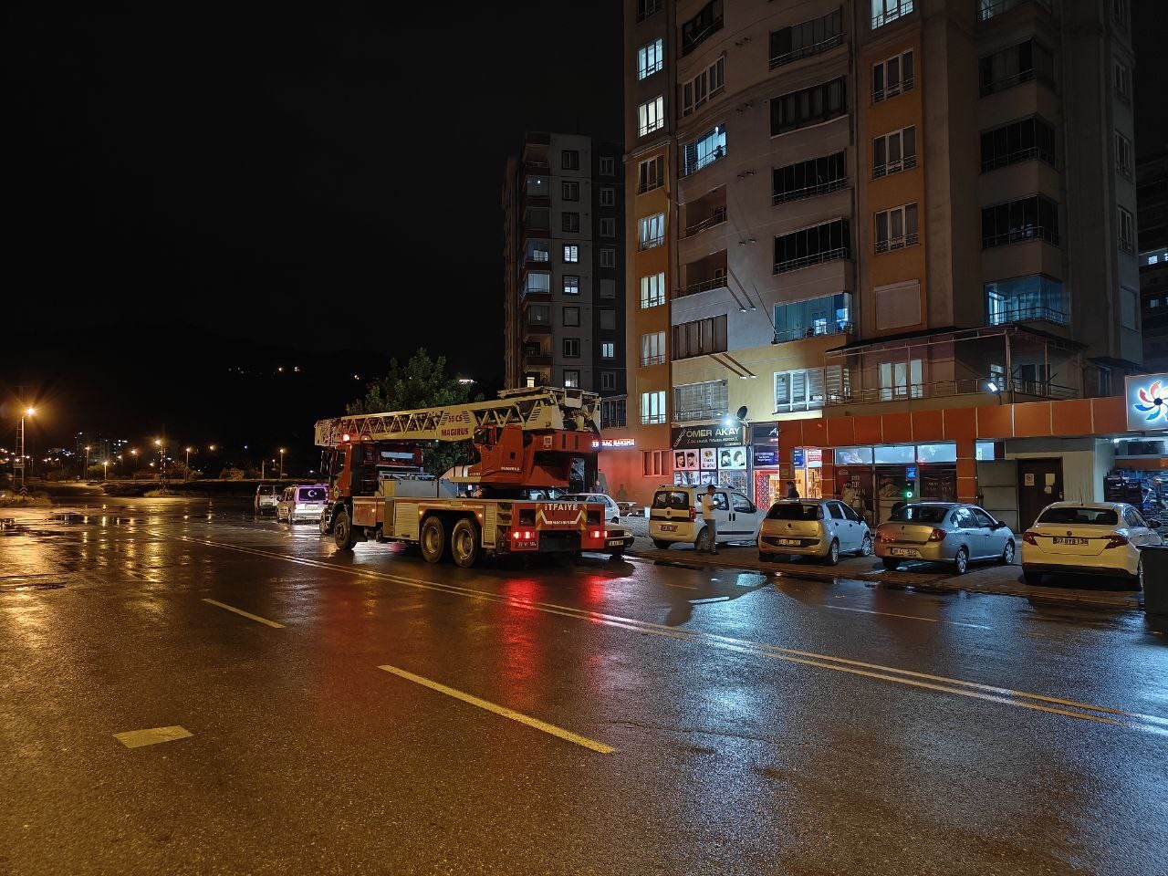 kayseride-apartmanin-catisina-yildirim-dustu-park-halindeki-araclar-zarar-gordu