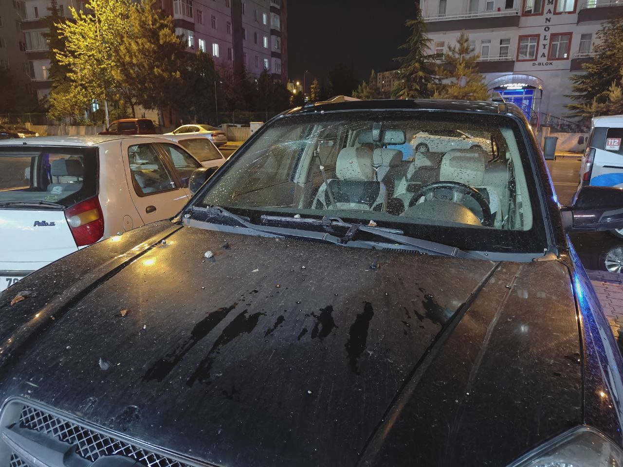 kayseride-apartmanin-catisina-yildirim-dustu-park-halindeki-araclar-zarar-gordu