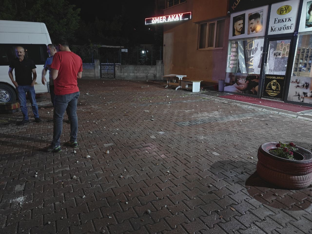 kayseride-apartmanin-catisina-yildirim-dustu-park-halindeki-araclar-zarar-gordu