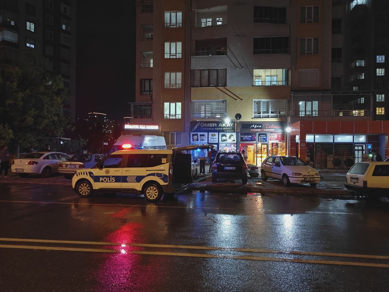 kayseride-apartmanin-catisina-yildirim-dustu-park-halindeki-araclar-zarar-gordu