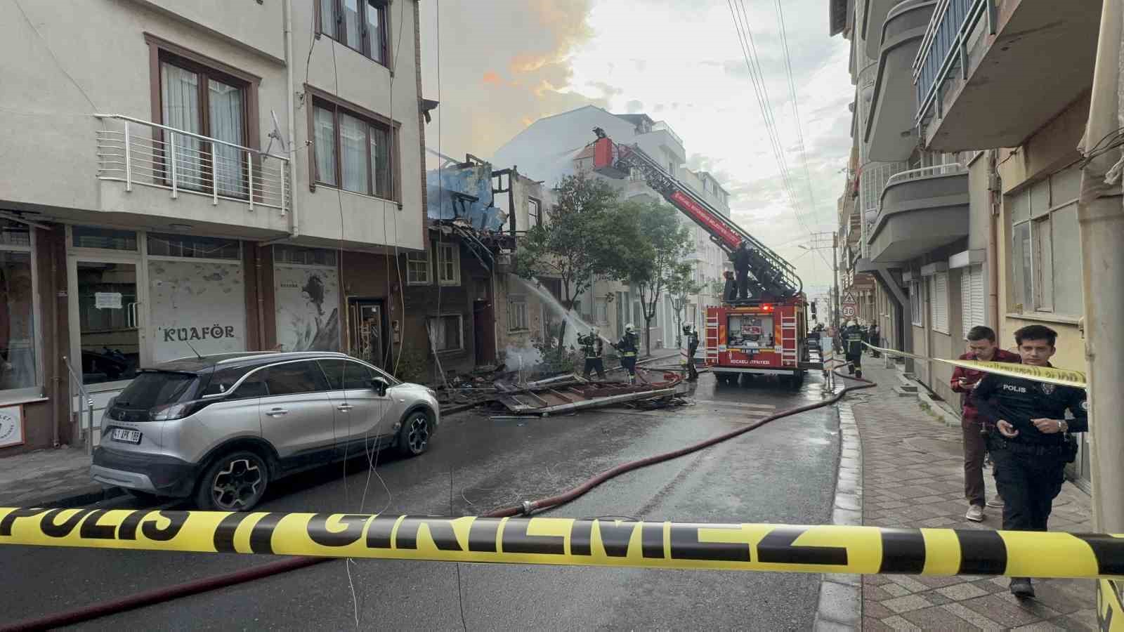 kocaelide-2-ev-alev-alev-yandi-yanan-ahsap-ev-duvari-2-itfaiye-erinin-uzerine-dustu