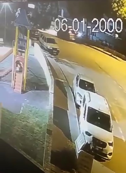 kontrolden-cikip-park-halindeki-araclara-carpan-surucu-kayiplara-karisti