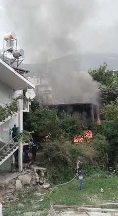 koy-ekmegi-yapan-kadinlar-atesi-sondurmeden-gidince-bos-bina-alev-aldi