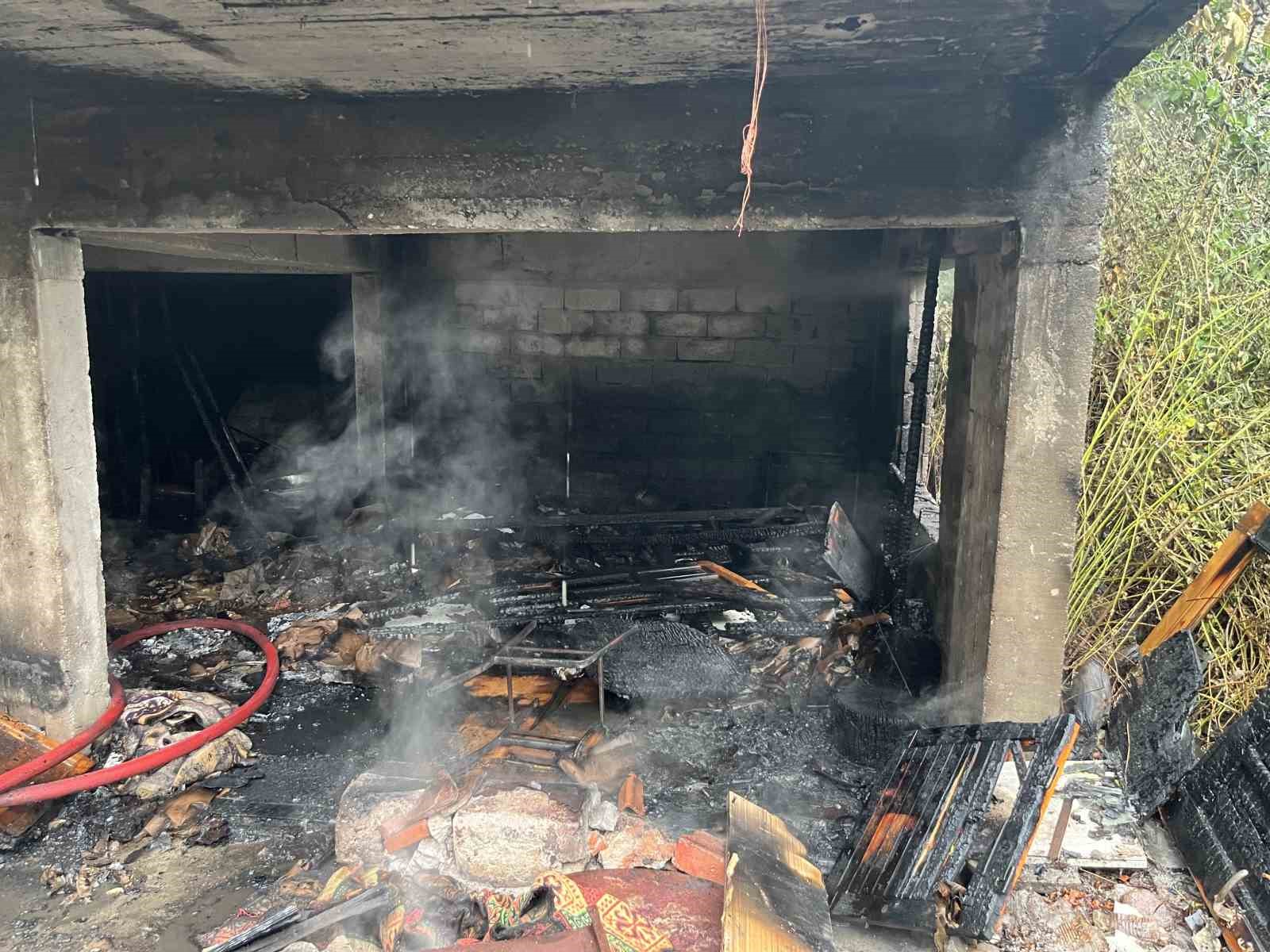 koy-ekmegi-yapan-kadinlar-atesi-sondurmeden-gidince-bos-bina-alev-aldi