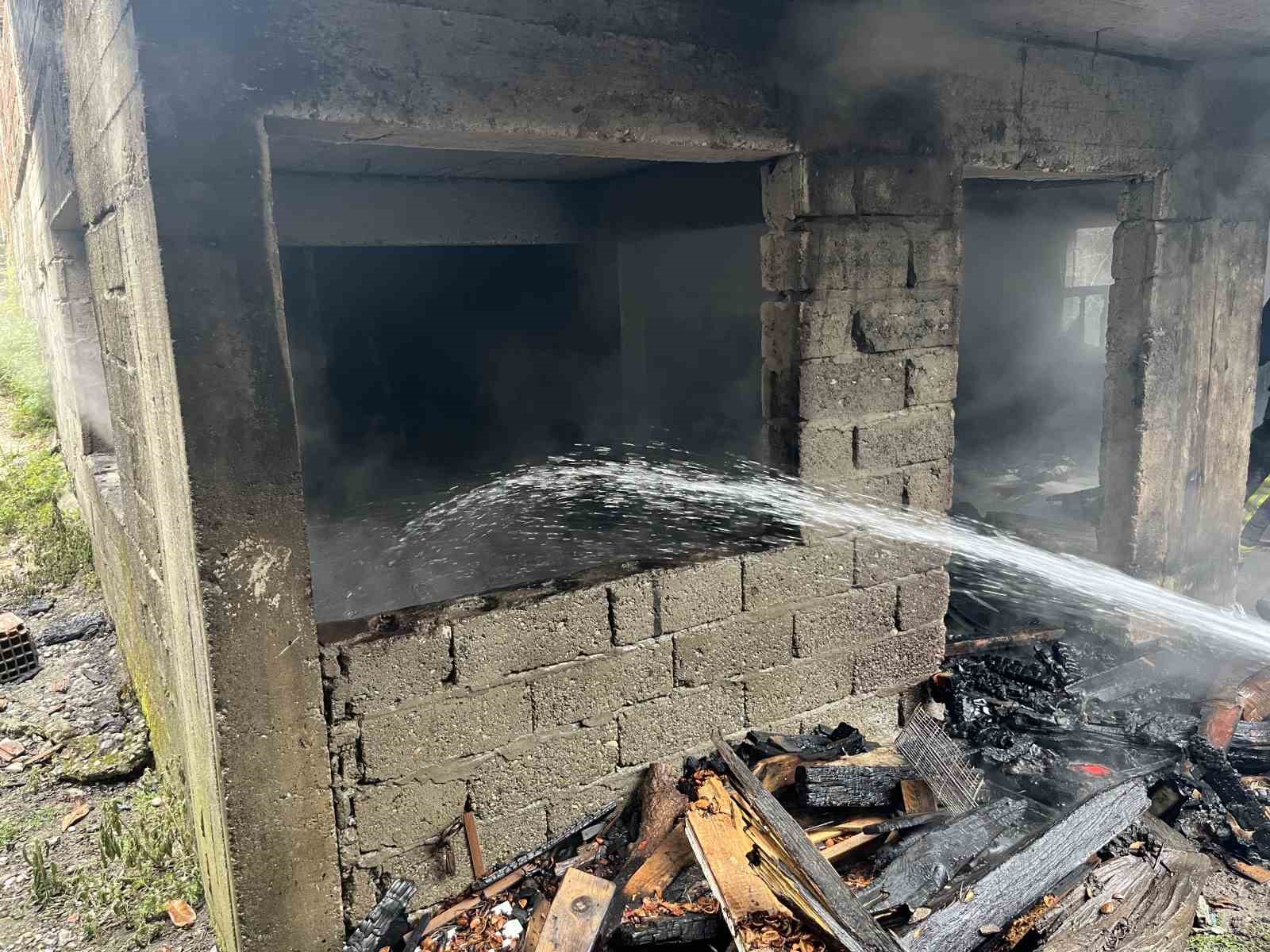 koy-ekmegi-yapan-kadinlar-atesi-sondurmeden-gidince-bos-bina-alev-aldi