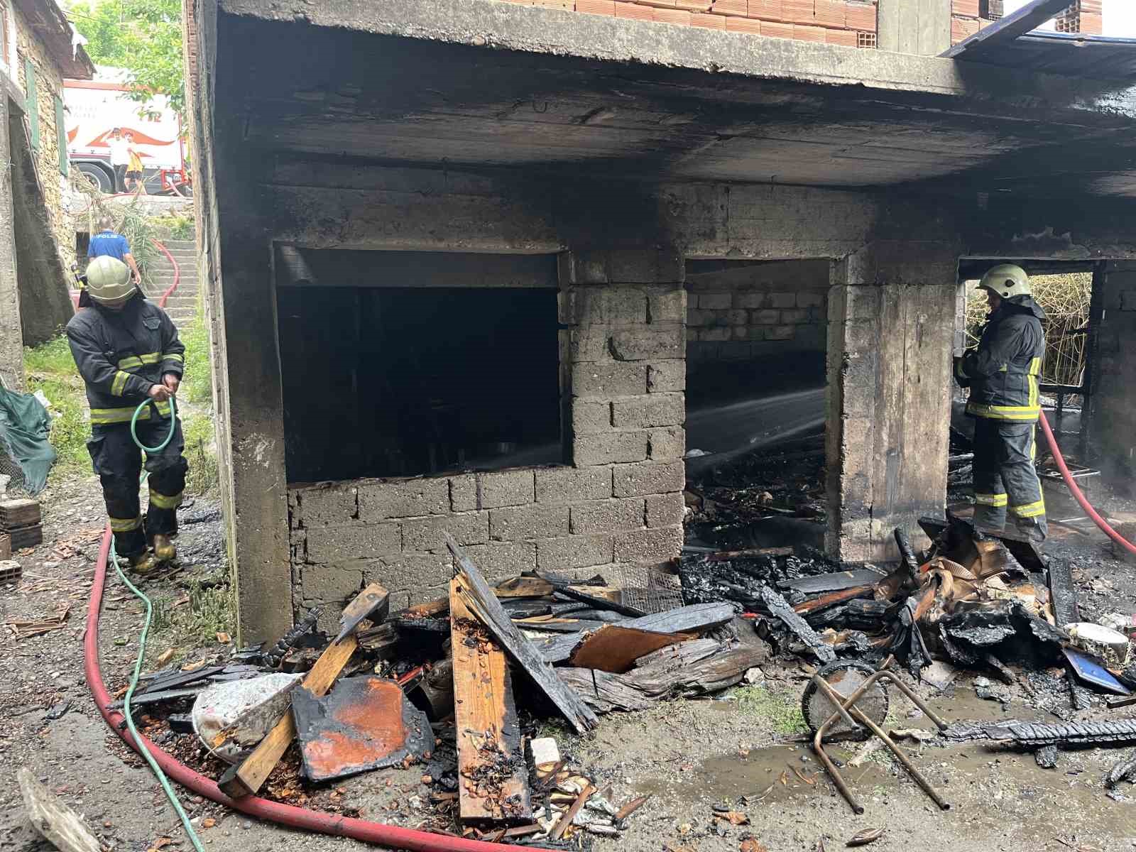 koy-ekmegi-yapan-kadinlar-atesi-sondurmeden-gidince-bos-bina-alev-aldi