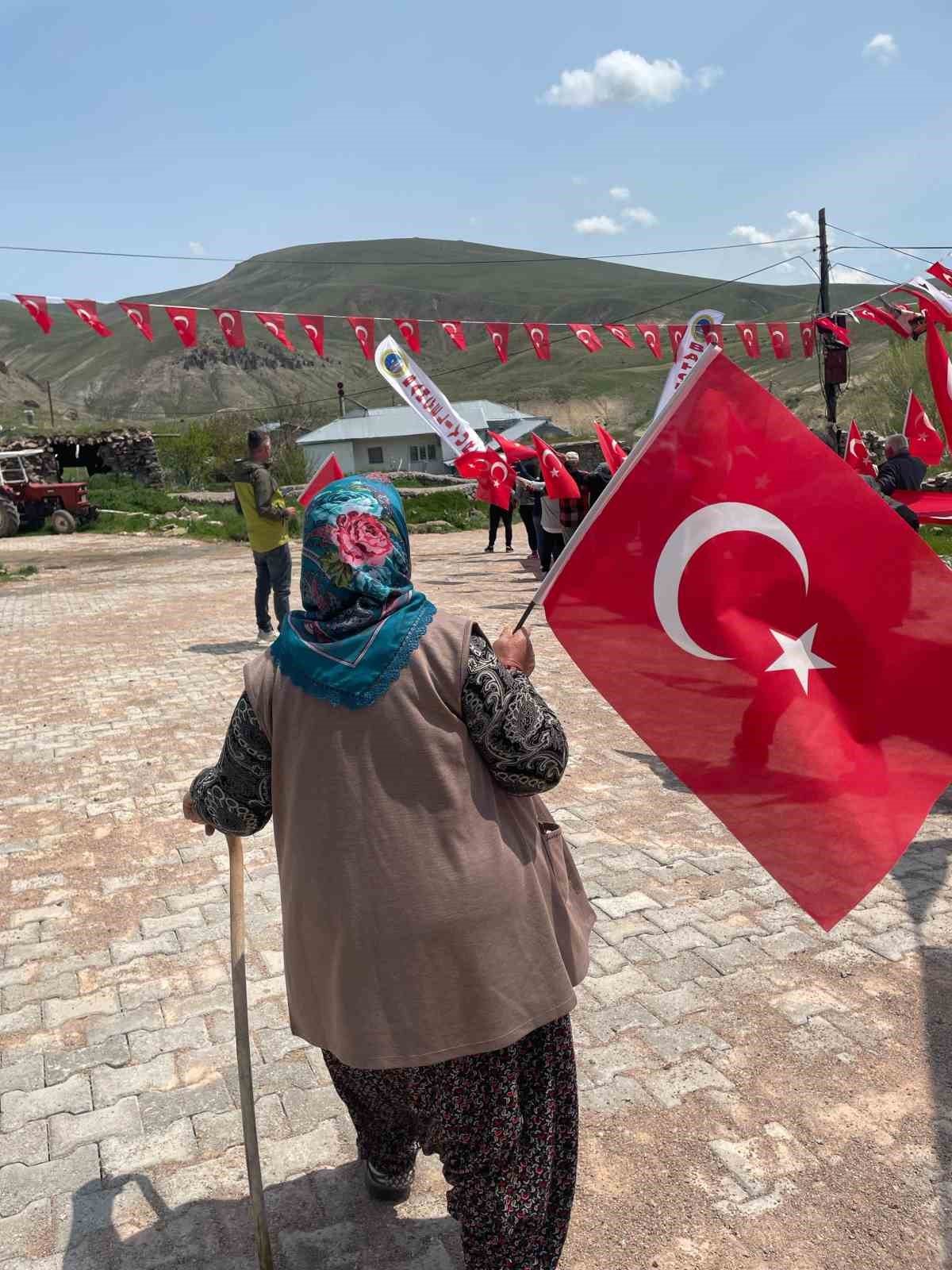 koyde-24-metrelik-turk-bayragiyla-yuruyus-gerceklestirildi