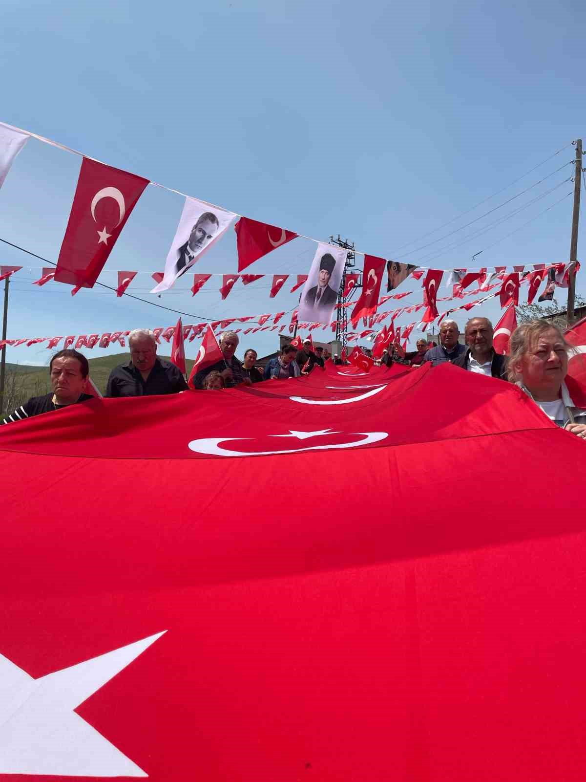 koyde-24-metrelik-turk-bayragiyla-yuruyus-gerceklestirildi