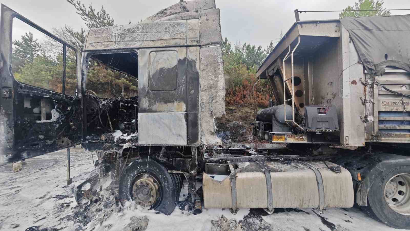 lastigi-patlayarak-alev-alan-tir-kule-dondu