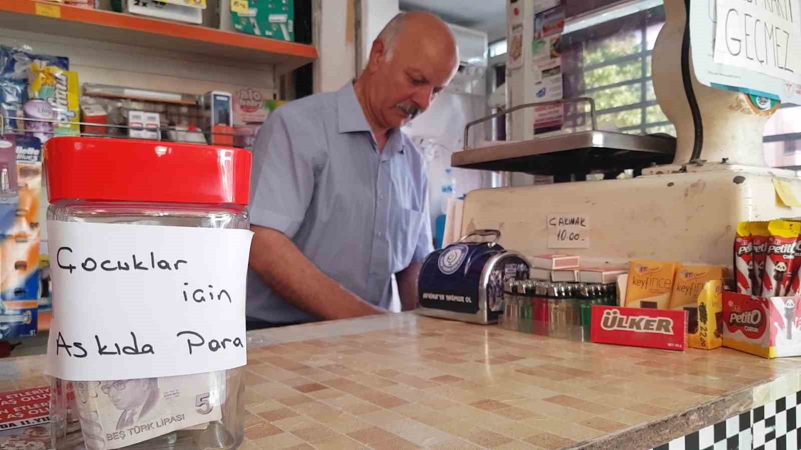market-sahibi-askida-para-ile-cocuklara-destek-oluyor