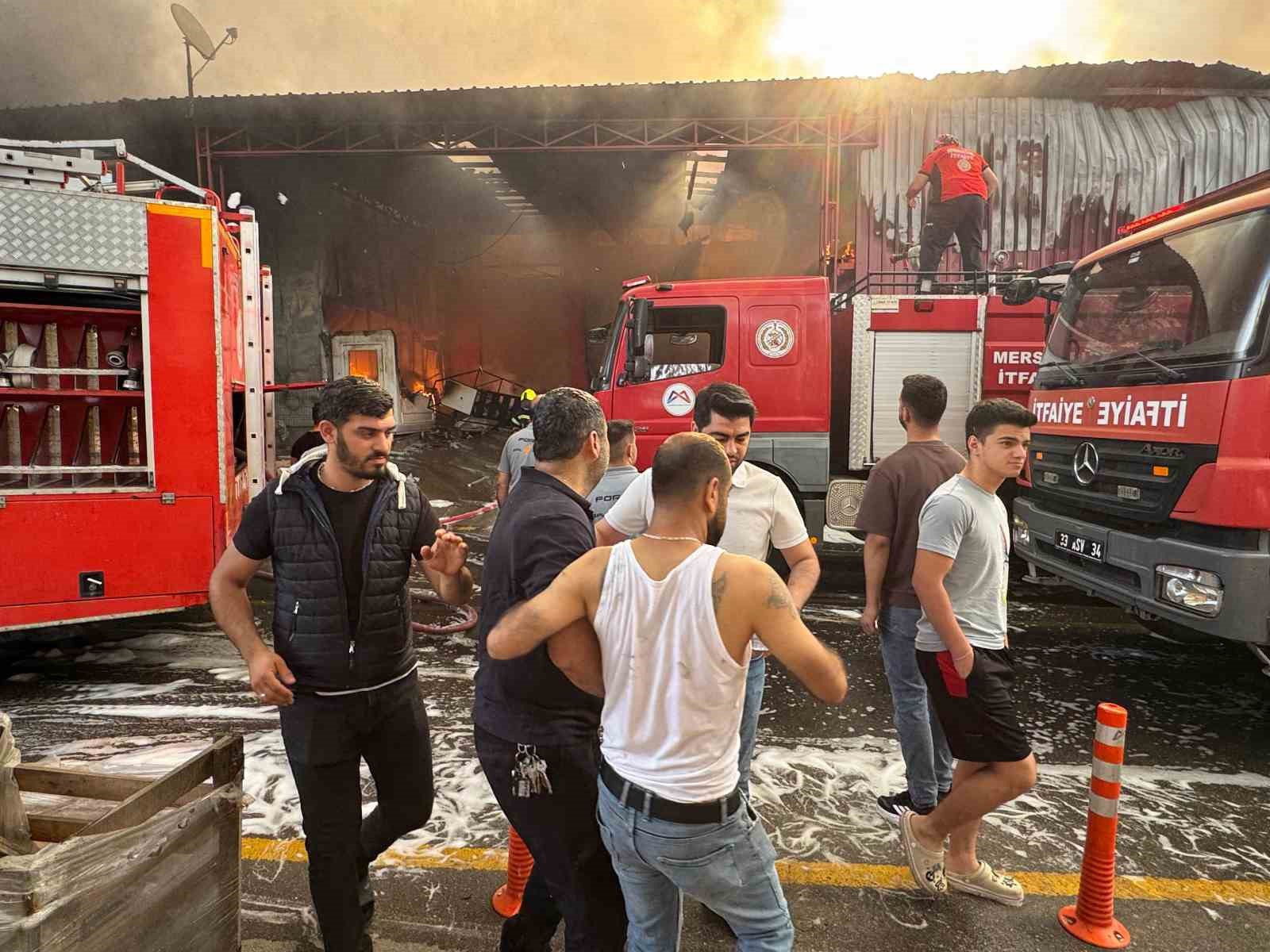mersindeki-fabrika-yangini-suruyor-son-durum-havadan-goruntulendi