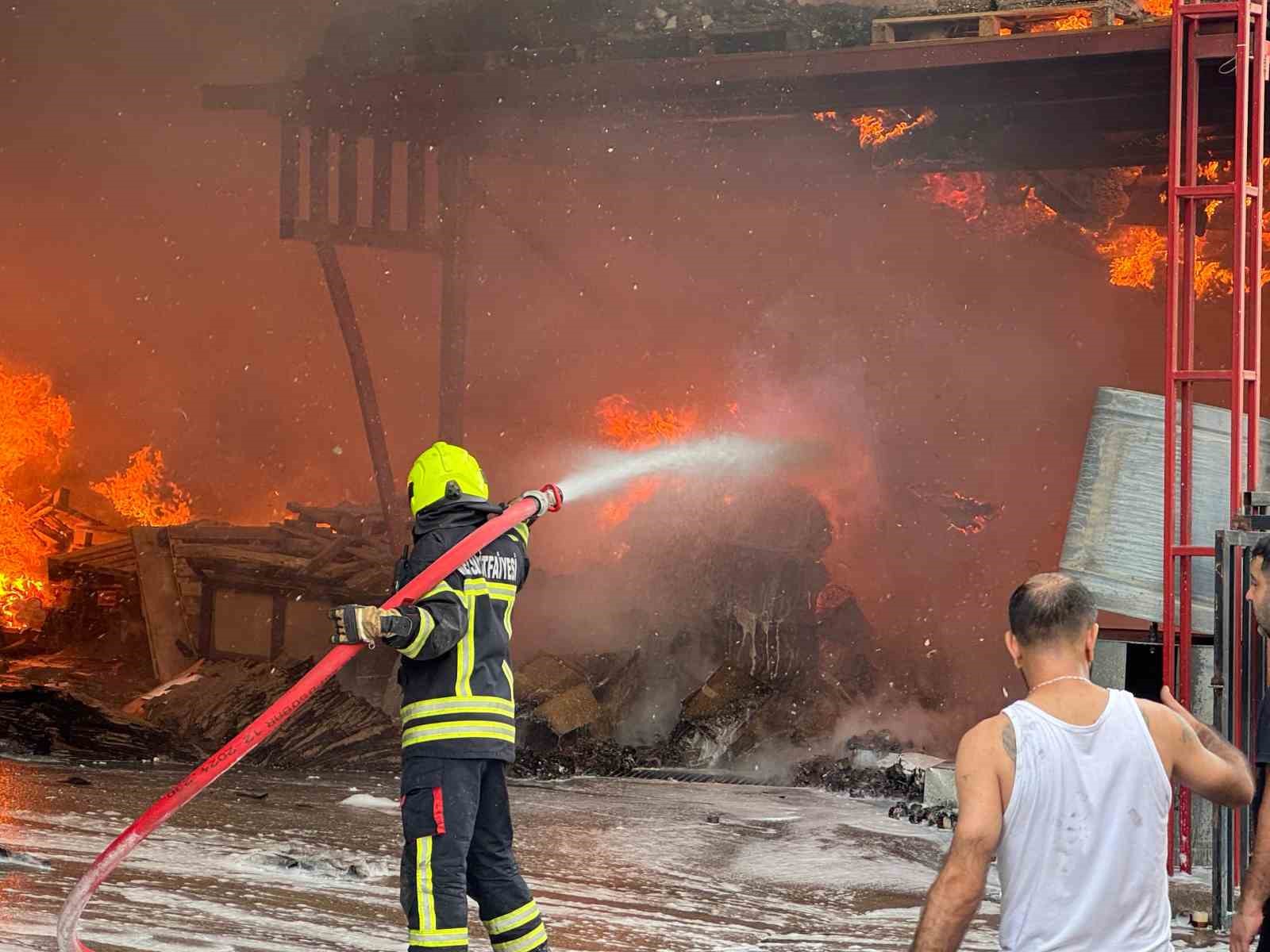 mersindeki-fabrika-yangini-suruyor-son-durum-havadan-goruntulendi